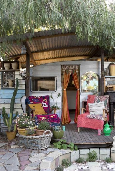 Caravan and Exterior: The eclectic home of Trish Bygott, Nathan Crotty and their family in Fremantle, WA, which incorporate a 1950′s bus and a 1970′s caravan which function Manufactured Home Porch, Vintage Trailer Remodel, Caravan Vintage, Dream Camper, Camping Vintage, Retro Caravan, Living Simply, Tiny House Trailer, Vintage Campers Trailers