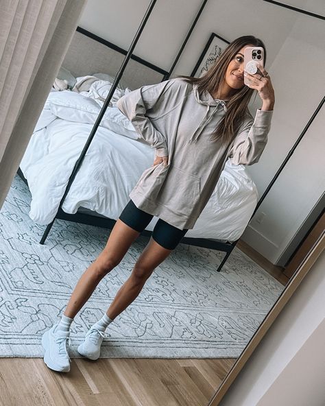 Vuori Outfit, Grey Hoodie Outfit, Gray Hoodie Outfit, Minimalist Athleisure, Walking Outfit, Study Outfit, Aj Cook, Sneaker Outfits, Lounge Outfit