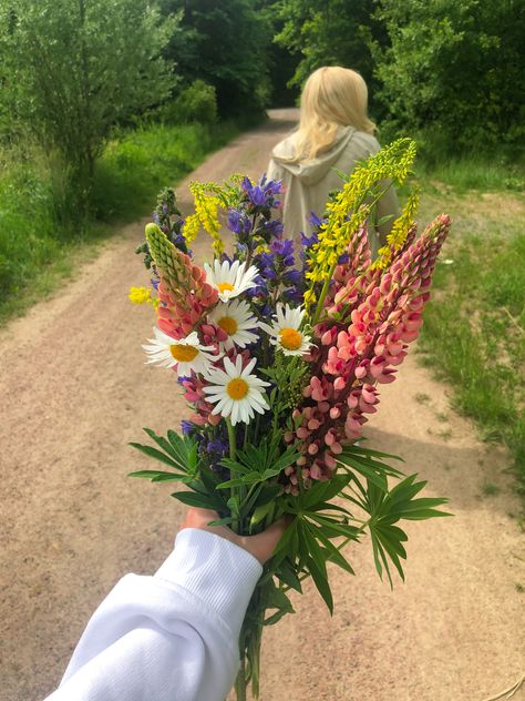 Swedish Midsommar Aesthetic, Swedish Summer Aesthetic, Midsummer Aesthetic, Midsommar Aesthetic, Swedish Flowers, Swedish Summer, Nothing But Flowers, Holding Flowers, Flower Therapy