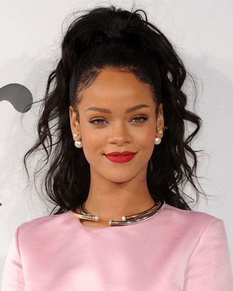 Rihanna Wearing A Textured High Ponytail- ellemag Rihanna Ponytail, High Weave Ponytail, Ponytail Weave, Blonde Weave, Rihanna Makeup, Black Hairstyles With Weave, Hair Evolution, High Ponytail Hairstyles, Weave Ponytail Hairstyles