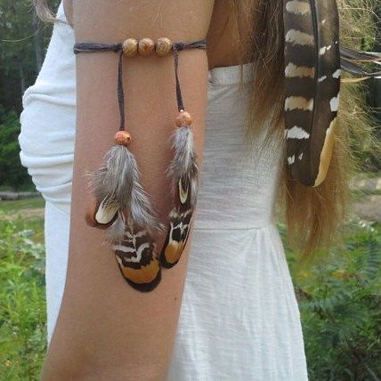 indian Hippie Headbands, Estilo Hippie, Cowboys And Indians, Arm Bracelets, Feather Crafts, Feather Headband, Feather Jewelry, Arm Cuff, Native American Fashion