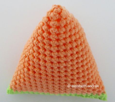 how to crochet a tiny pyramid with 2sctog - tutorial by elisabeth andrée Crochet Pyramid, Crochet Shapes, Crocheted Accessories, Crochet Tiny, Chicken Scratch Embroidery, Hobby Ideas, Crochet Tutorials, Crochet Motifs, Crochet Stitches Tutorial