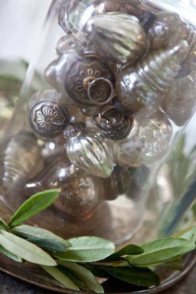 pretty Bell Jars, Simple Ornaments, Homemade Christmas Decorations, Christmas Decoration Ideas, Fun Christmas Decorations, Christmas White, Holiday Sparkle, Silver Ornaments, Interior Stylist