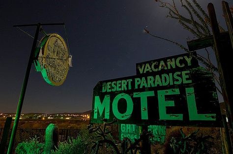 American Tourist Traps Aesthetic, Abandoned Motel, Exposure Pictures, Abandoned Locations, Apocalyptic Wasteland, Motel Signs, Desert Paradise, Motel Sign, Location Design