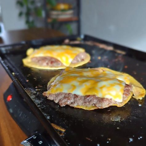 Corn Tortilla Smash Burger, Tortilla Wrap Hack Smash Burger, Smashed Burger Tortilla, Blackstone Smash Burger Recipe Tortilla, Smash Burgers On Blackstone With Tortilla, Smashed Tortilla Burger, Smashed Burgers On Tortillas, Burgers With Tortilla, Burger On Tortilla