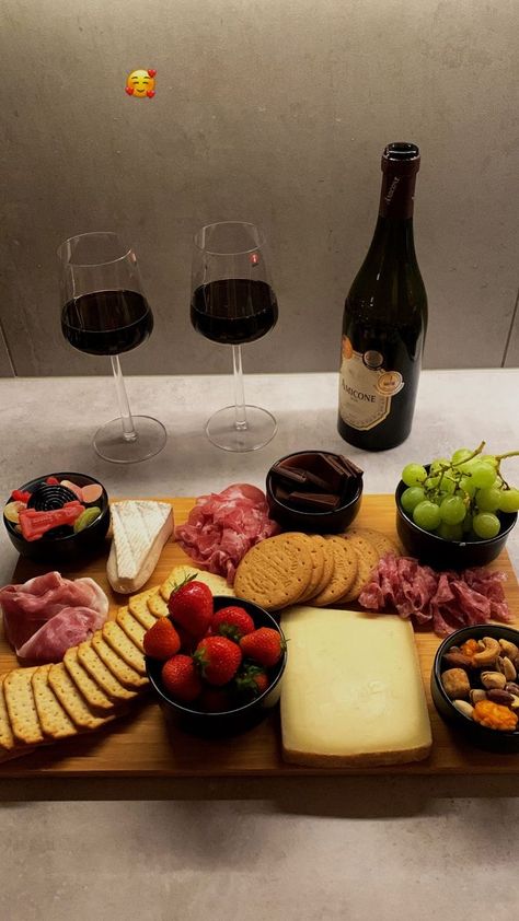 Easy Dinner Recipes Date Night, Wine And Cheese Night Aesthetic, Charcuterie Board Aesthetic Party, Cheese And Wine Party Ideas, Food Vision Board, Wine And Cheese Party Ideas, Wine Charcuterie Board, Charcuterie And Wine, Date Night Food