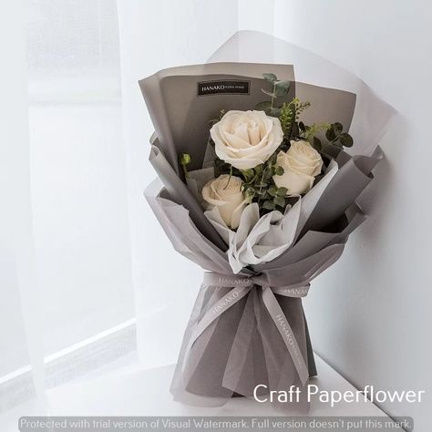 Craft-tutorial craft design craft designs Floral Packaging, Single Flower Bouquet, Graduation Flowers, Diy Bouquet Wrap, Flower Bouquet Diy, Flower Gift Ideas, Paper Flower Decor, Boquette Flowers, Paper Bouquet