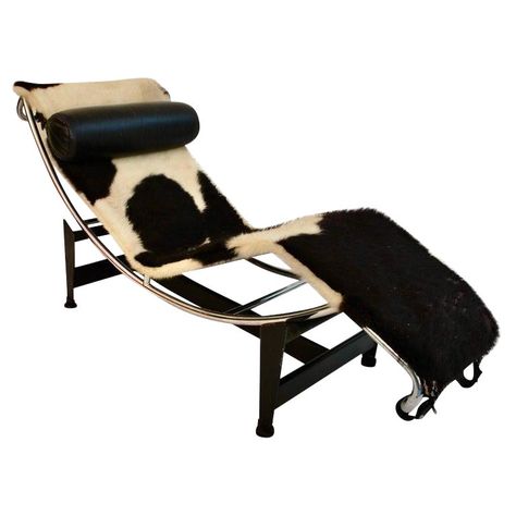 An adjustable lounge chair. The cow hide has some wears, naturally with age. The height is adjustable. Chaise Bedroom, Cow Print Chair, Corbusier Chair, Comfortable Outdoor Furniture, Wooden Lounge Chair, Cowhide Chair, French Mid Century Modern, Cowhide Furniture, Lounge Couch