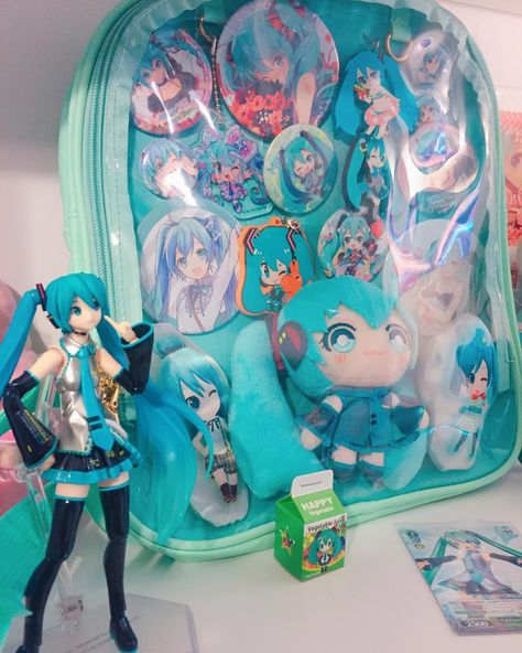 She's flattered that I made a bag dedicated to her. 💘 . . #初音ミク #mikuhatsune #hatsunemiku #miku #hatsune #vocaloid #nendoroid #gsc… Hatsune Miku Ita Bag, Miku Ita Bag, Miku Bag, Miku Backpack, Vocaloid Nendoroid, Kawaii Room Ideas, Geek Room, Ita Bags, Miku Hatsune Vocaloid