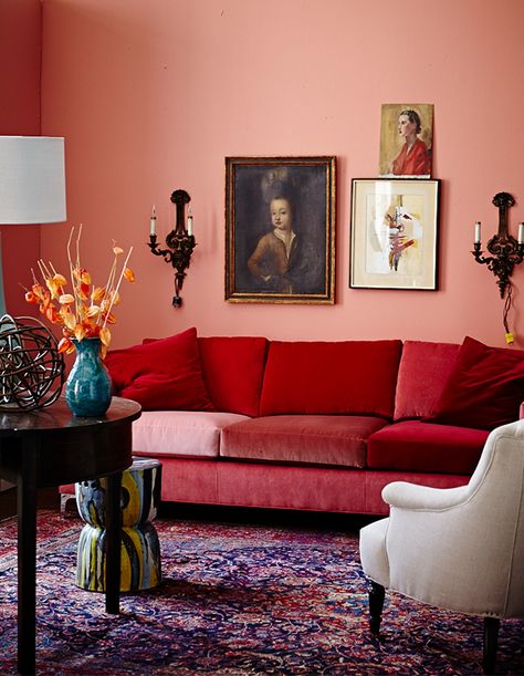 Red Couches, Murs Roses, Painting Purple, Red Couch, Pink Living Room, Living Room Red, Casa Vintage, Red Sofa, Red Home Decor