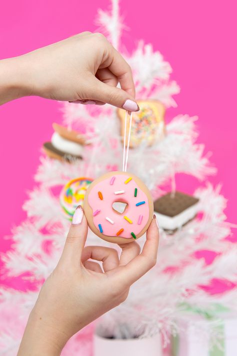 DIY Last Minute Dessert Ornaments Diy Donut Ornaments, Donut Ornament Diy, Dessert Ornaments, Donut Diy, Pastel Christmas Decor, Donut Ornament, Candy Christmas Tree, Candy Tree, Candy Decorations