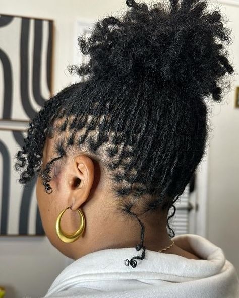 microlocs • Instagram Starter Micro Locs On Short Hair, Dread Sizes, Microlocs Twist, Micro Locs Styles, Mirco Locs, Lox Styles, Short Microlocs, Tiny Locs, Styling Locs