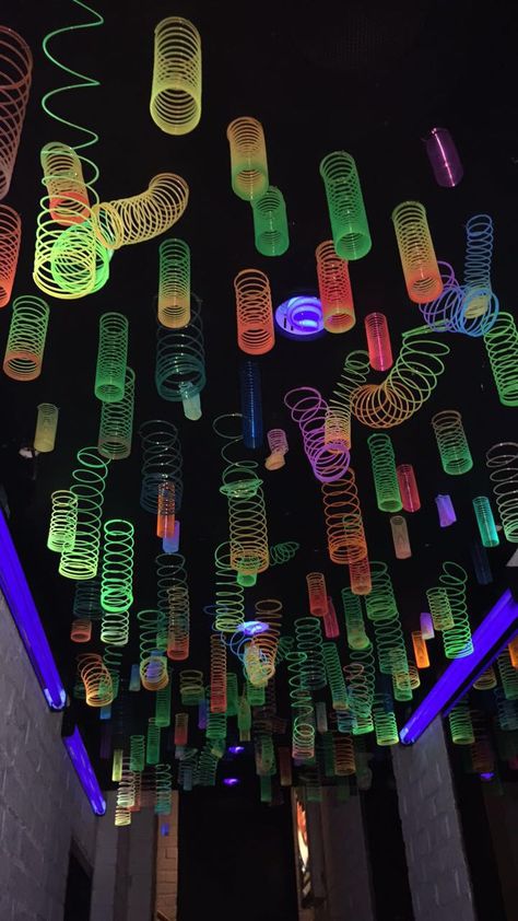 Techno Party Decoration Ideas, Rave Ideas Party, Techno Party Decoration, Cyberpunk Party Decorations, Techno Decor, Blacklight Decor, Rave Decorations, Black Light Decorations, Blacklight Party Decorations