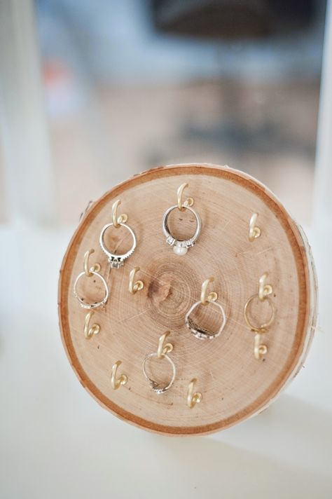 DIY: wood round ring holder. If you use the hooks with the safety latch - it would help with #shoplifters Jewelry Storage Diy, Diy Rangement, Diy Ombre, Jewelry Box Diy, Astuces Diy, Do It Yourself Crafts, Diy Farmhouse Decor, Jewelry Tree, Wood Rounds