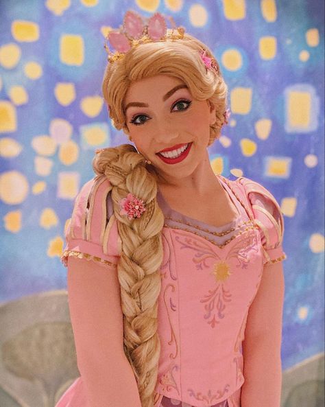 Rapunzel Face Character, Rapunzel With Crown, Rapunzel Look Alike, Ariana Grande Interview, Princess Photography, Real Rapunzel, Barbie Rapunzel And Disney Rapunzel, Historically Accurate Rapunzel, Rapunzel Cosplay