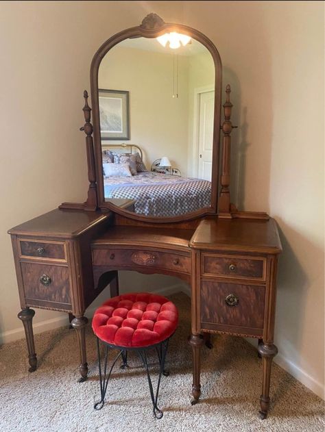 vintage vanity dresser with mirror Tiny Vanity Ideas, 1980s Vanity, Vanity With Round Mirror, Tiny Vanity, Vintage Vanity Dresser, Victorian Vanity, Miracle Mile, Vanity Dresser, Antique Vanity