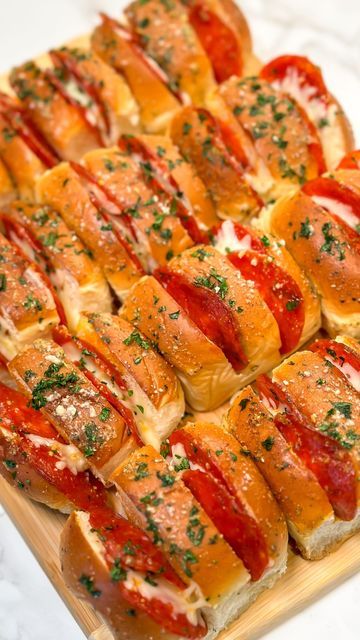 Hawaiian Roll Pepperoni Sliders, Hawaiian Roll Pull Apart Bread, Hawiian Rolls, Pepperoni Sliders, Pepperoni And Mozzarella, Hawaiian Buns, Pepperoni Pizza Rolls, Pull Apart Pizza, Hawaiian Roll Sliders