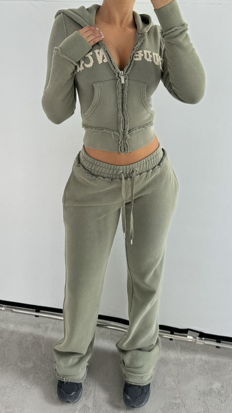 Cute Tracksuits For Women, Women Sweatsuit Outfit, Sweat Suit Set, Matching Set Outfit Black Women, Sweat Suit Outfits Black Women, Alo Outfit Ideas, 2 Piece Set Outfit Black Women, Cute Tracksuits, Outfits Boujee