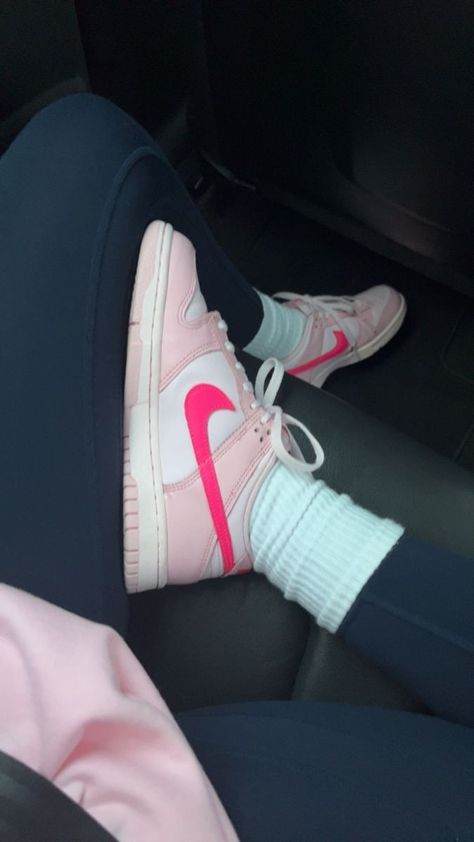 Dunks Shoes Outfit, Pink Nike Dunks Outfit, Pink Dunks, Hip Stretch, Pretty Sneakers, Back To School Shoes, Trendy Shoes Sneakers, Pretty Shoes Sneakers, Shoes Outfit Fashion