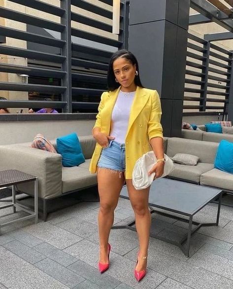 Styling Blazer, Brunch Outfit Black Woman, Woman Shorts, Summer Brunch Outfit, Brunch Outfits, Yellow Blazer, Black Queens, Looks Party, Looks Street Style