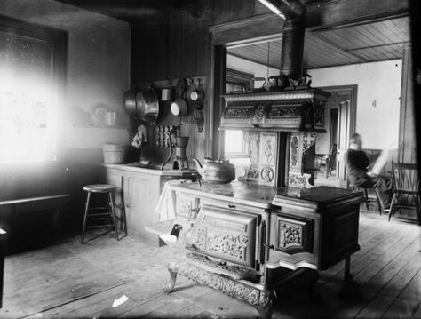 A Rare Look INSIDE 15 Early Kitchens (1880-1930) - Archive Project Old Fashioned Kitchen, Vintage Stoves, Antique Stove, Victorian Interiors, Victorian Kitchen, Primitive Kitchen, Kitchen Stove, Large Dining Room, Antique Kitchen