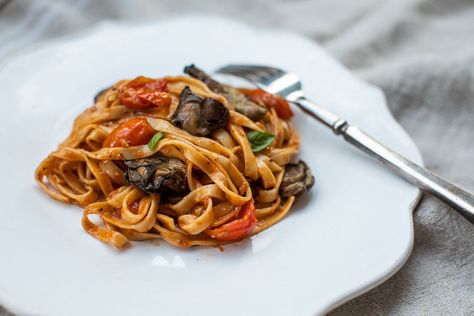 Pasta with Smoked Oysters and Tomato Canned Oysters, Mussels Pasta, Red Wine Recipe, Smoked Oysters, Red Sauce Pasta, Mediterranean Pasta, Recipe Pasta, Oyster Recipes, Fresh Cherry