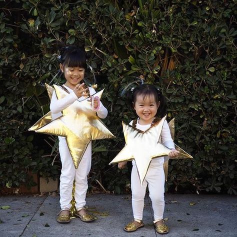 Twinkle, twinkle little star and Twinkle, twinkle shooting star! Kids Star Costume, Nativity Star Costume, Shooting Star Costume, Diy Christmas Costumes, Nursery Rhyme Costume, Affordable Halloween Costumes, Diy Fantasia, Nativity Star, Joy Cho