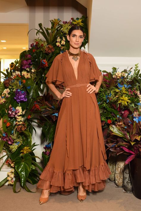 #ateliersandrobarros #sandrobarroscollection #colecaosavannah Vestido Boho Chic, Glamorous Evening Dresses, Estilo Hijab, Flamboyant Natural, Maxi Robes, Muslimah Fashion, Looks Chic, Abaya Fashion, Vestido Casual