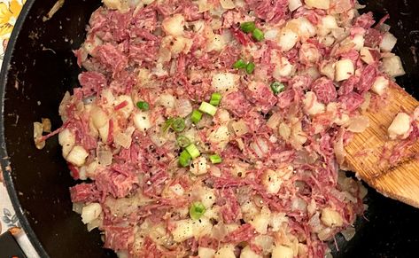 Corned Beef Hash Corn Beef Hashbrown, Beef Hash Recipe, Corn Beef Hash Recipe, Corn Beef Hash, Canned Corned Beef Hash Recipes, Corned Beef Hash Patties, Corned Beef Hash Recipe, Homemade Corned Beef, Spinach Breakfast