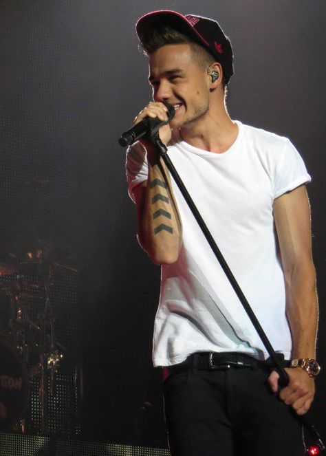 ThisDayin1DHistory on Twitter: "Today (August 9) in 2013 - Liam lights up the stage like nobody else at TMH LA #3 😊😊… " Liam James, Frat Boy, I Love One Direction, Liam Payne, Boys Who, Louis Tomlinson, One Direction, Boy Bands, Love Of My Life