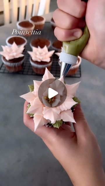 Christmas Cupcake Bouquet Ideas, Poinsettia Cupcakes How To Make, How To Pipe Poinsettia, Buttercream Cupcakes Design, Christmas Buttercream Cupcakes, Wedding Shower Cupcake Ideas, Christmas Decorated Cupcakes, Pink Christmas Cupcakes, Stenciled Cupcakes