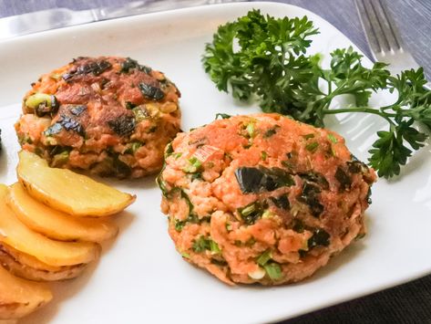 Salmon Cakes made from Leftover Trimmings - Spicepaw Salmon In Puff Pastry, Salmon Cakes Recipe, Fish Cakes Recipe, Leftover Salmon, Salmon Avocado, Salmon Cakes, Cooking Salmon, Potato Dishes, Cake Toppings