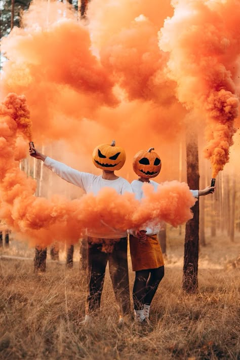 Creative Pumpkin Head Couples Photoshoot IdeasCapture the spooky season with a fun and creative pumpkin head couples photoshoot. Perfect for adding a unique twist to your Halloween memories! 🎃📸✨ #PumpkinHead #CouplesPhotoshoot #HalloweenInspiration #SpookySeason #CreativePhotography Mommy And Me Spooky Photoshoot, Pumpkin Head Photoshoot Kids, Fall Themed Photoshoot, Pumpkin Head Photoshoot Couple, Pumpkin Mask Halloween, Pumpkin Head Photoshoot Friends, Pumpkin Shoot, Pumpkinhead Photoshoot, Halloween Shooting