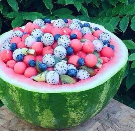 Watermelon melon balls! Fruit salad! So cute! Watermelon Bowl Fruit Salad, Fruit Bowl Display, Watermelon Bowl, Best Fruit Salad, Fruit Box, Fruit Pizza, Watermelon Fruit, Fruit Breakfast, New Fruit