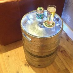 Upcycled Silver Beer Keg Table- Dave's Man Cave. I think I can figure this out. Keg Table, Beer Keg Ideas, Garden Pub, Attic Makeover, Beer Wedding, Beer Barrel, Bar Beer, Recreational Room, Beer Keg