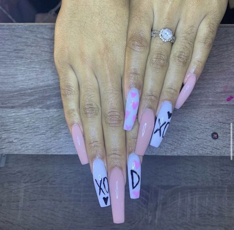 Name Nails, Nails With Bf Initials, Nail Ideas With Initial, Anniversary Nails, Almond Nails French, Nail Designs Valentines, Glamour Nails, Cute Acrylic Nail Designs, Short Square Acrylic Nails