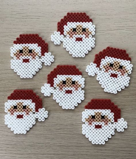 Perler Bead Patterns Ornaments, Christmas Hammer Beads, Ornament Perler Beads, Peeler Bead Christmas Ornaments, Small Perler Beads Ideas Christmas, Christmas Fuse Bead Patterns, Peeler Bead Ideas Christmas, Hama Bead Christmas Decorations, Peler Beads Christmas