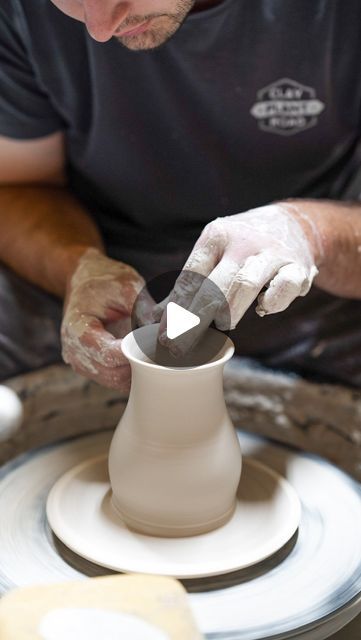 Throwing Techniques Pottery, Throwing A Vase On The Wheel, Ceramics Tea Set, Throwing On The Wheel, Clay Plant, Wheel Throwing, Pottery Videos, Ceramic Tea Set, Porcelain Clay