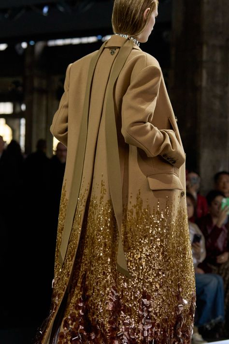 Gucci Fall 2024 Ready-to-Wear https://www.vogue.com/fashion-shows/fall-2024-ready-to-wear/gucci/slideshow/detail#22 Winter Gowns, Sequin Coats, Gucci Fashion, Abayas Fashion, Fashion Lighting, Fall 2024, Kimonos, Couture Fashion, Autumn Winter Fashion