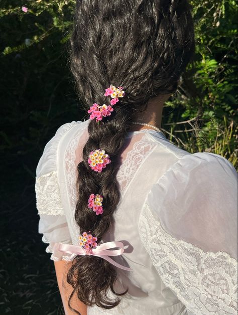 Aesthetic and trendy hair style with flowers in the braid tied with a pink bow, garden party hair aesthetic Braided Hairstyles Flowers, Flowers In Braided Hair, Flowers In Braid, Flowers In Braids, Garden Party Hair, Braids With Flowers, Rose In Hair, Braid With Flowers, Vanessa Core