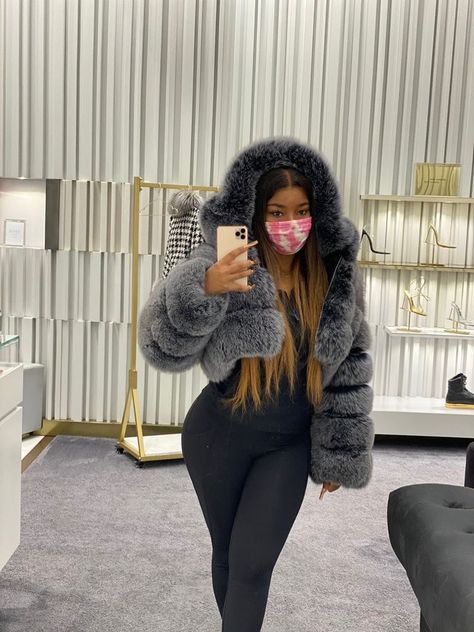 Fur Jacket Outfit, Fur Coat Outfit, Mirror Flicks, Cute Sweatpants Outfit, Hot Summer Outfits, Winter Outfits Aesthetic, Cute Skirt Outfits, Fur Clothing, Coat Outfit