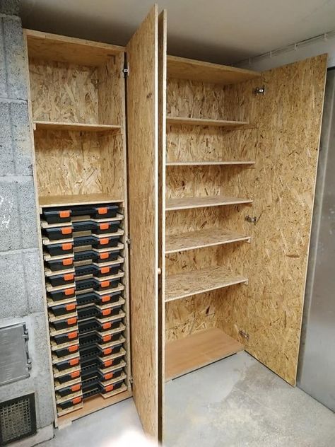 Osb Garage Storage, Garage Osb, Arbejdsplads Garage, Garage Storage Inspiration, Garage Storage Shelves, Garage Organization Diy, Funky Painted Furniture Diy, Tool Storage Diy, Painted Furniture Diy