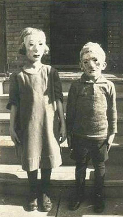 “Come and play with us, Danny.” | 21 Vintage Halloween Costumes That Will Make Your Skin Crawl Old Halloween Photos, Vintage Bizarre, Images Terrifiantes, Vintage Halloween Photos, Photo Halloween, Mascaras Halloween, Creepy Vintage, Creepy Photos, Creepy Images