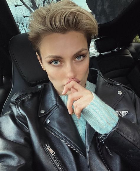 Wallis Day, Short Hair Highlights, Captain Marvel, Face Claims, Sailor Moon, Short Hair Styles, Hair Cuts, Instagram Photos, Hair