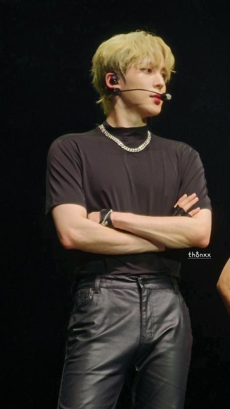 Curly Asian Hair, Big Puppies, Ateez Yunho, Yunho Ateez, Jeong Yunho, Jeong Yun-ho, Beauty Pop, Bf Material, Broad Shoulders