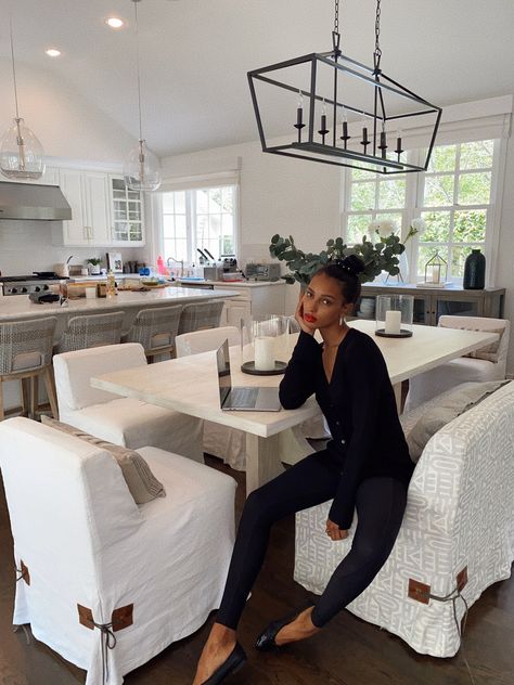 Jasmine Tookes Style, Jasmin Tookes, Moroccan Homes, Jasmine Tookes, Cute Gym Outfits, All Black Looks, Vintage Trousers, Classic Style Women, Beautiful Blankets