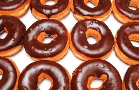 Make your next batch of yeast glazed doughnuts in the bread machine and top it off with a glossy chocolate icing. Chocolate Doughnuts Recipe, Easy Bread Machine Recipes, Sweet Potato Rolls, Donut Flavors, Sweet Potato Bread, Glazed Donuts, Glazed Doughnuts, Bread Maker Recipes, Cinnamon Raisin Bread