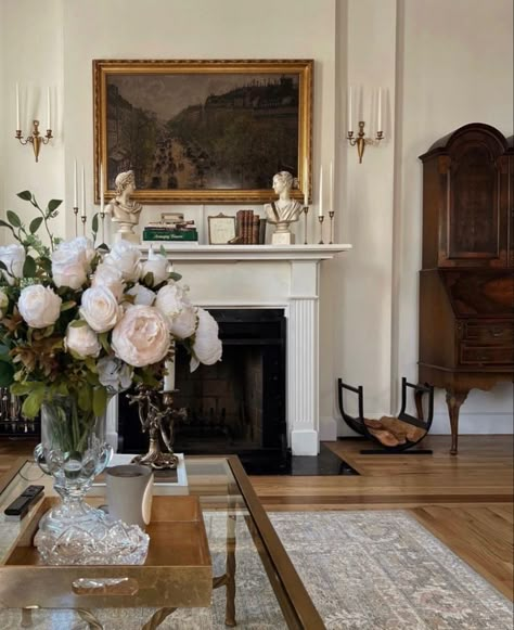 Old Money Home Decor: Preferred Interior Design of the Elite Ralph Lauren Living Room Aesthetic, Ralph Lauren Home Aesthetic, Ralph Lauren Inspired Home, Parisian Design, Old Money House, Interior Design Per La Casa, Design Del Prodotto, Classic Decor, Apartment Inspiration