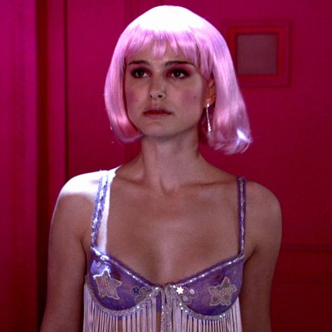 Pink Wig Aesthetic, Pink Hair Costume, Halloween Costume With Wig, Natalie Portman Closer, 90s Halloween Costumes, Halloween 23, Pink Wig, Fantasias Halloween, Movie Costumes