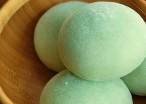 What Is Mochi and How Do You Make It at Home? Easy Mochi, Green Tea Mochi, Mochi Ice, Mochi Recipe, Matcha Dessert, Green Tea Ice Cream, Japanese Cake, Mochi Ice Cream, Glutinous Rice Flour